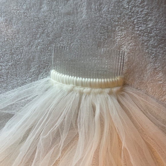 Wedding dress + vail - Picture 3 of 4